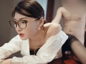 Vào phòng riêng được cấp trên nữ dam dang bú dương vật cho