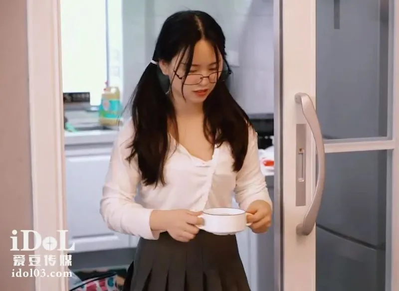 Con mèo nhỏ về quê ăn tết bị bố dượng xoạc vì càng lớn càng ngon
