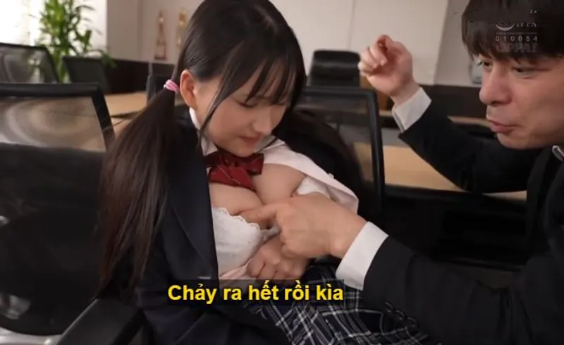 Ba năm trời, thầy giáo rèn luyện cô học trò ngực đẹp thành "hũ đựng tinh".